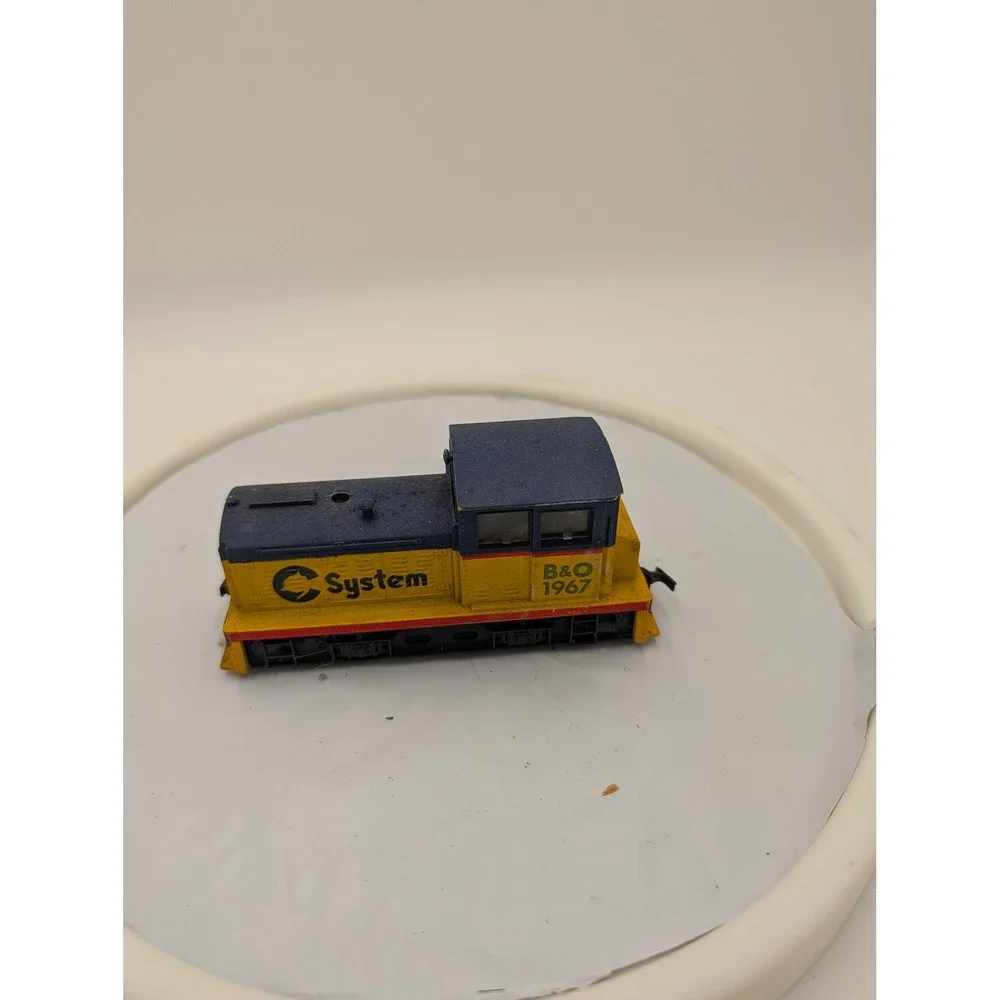 Mehano Vintage Chessie System B&O 1967 Diesel‎ Switcher Locomotive HO Scale